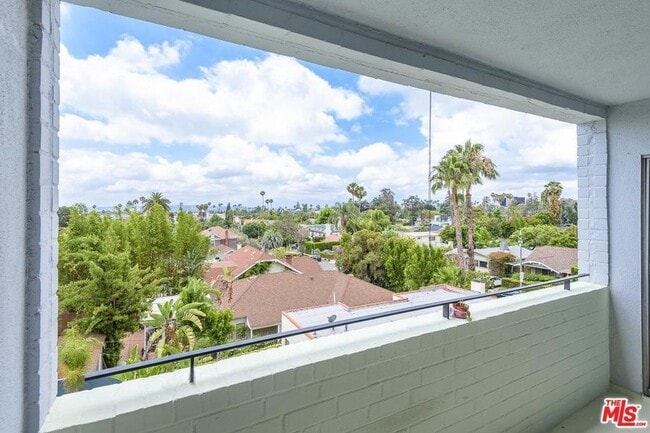 Building Photo - 7560 Hollywood Blvd