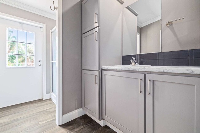 Building Photo - "Spacious 4-Bedroom Retreat with 3400 Sq Ft of Comfort in Gibsonton, FL!"