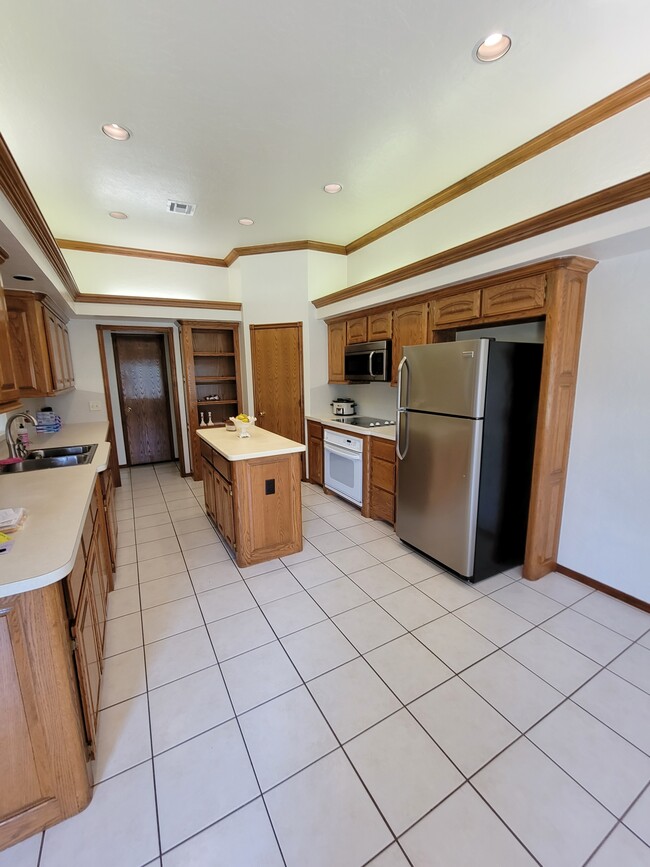 Building Photo - 8415 Valley Creek Dr