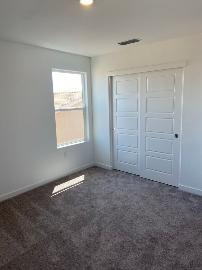 Building Photo - 4 Bdrm, 2.5 bath Solar home - Pradera Ranch Community