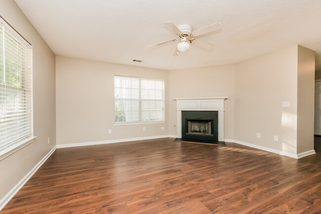 Building Photo - Spacious 4 Bedroom Atlanta Home