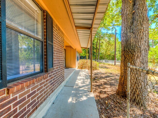 Building Photo - 17 Lakeside Ct