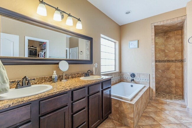 Building Photo - Beautiful 3 Bed 2 Bath Home