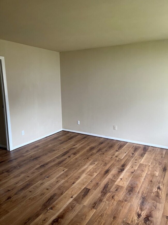 Building Photo - BROOKSTON...2 Bedroom 1 Bath