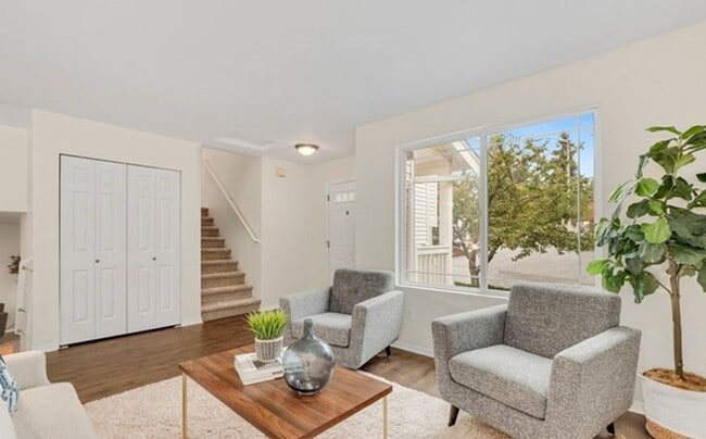 Building Photo - Spacious and Bright Home with 3 Bed and 2.5 Bath