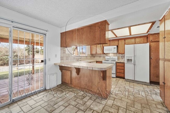 Building Photo - Single-Story 3 Bed with Covered Patio & Gated Yard