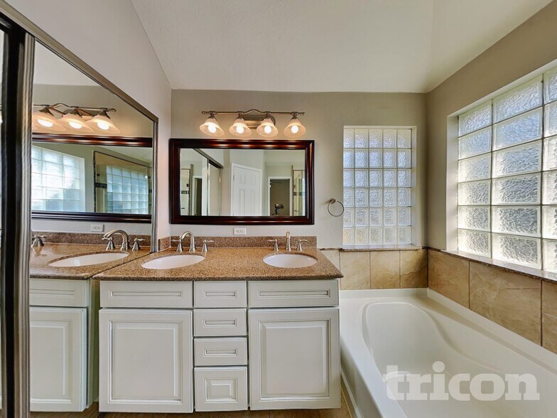 Building Photo - 919 Bermuda St