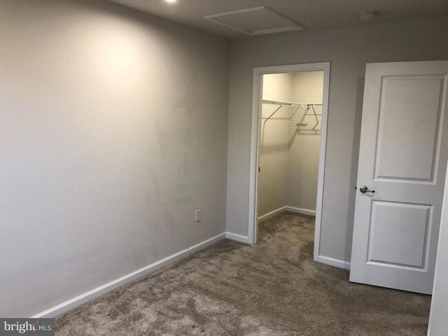 Building Photo - 111 Almond Dr