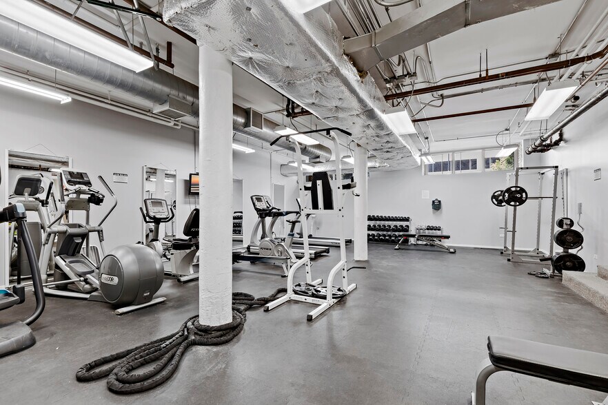 Building Photo - 420 S Clinton St