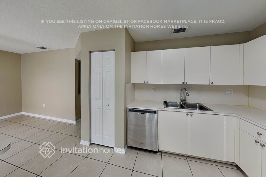Building Photo - 5927 SW 163rd Ave