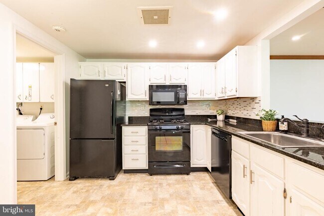 Building Photo - 504 Mountainview Dr