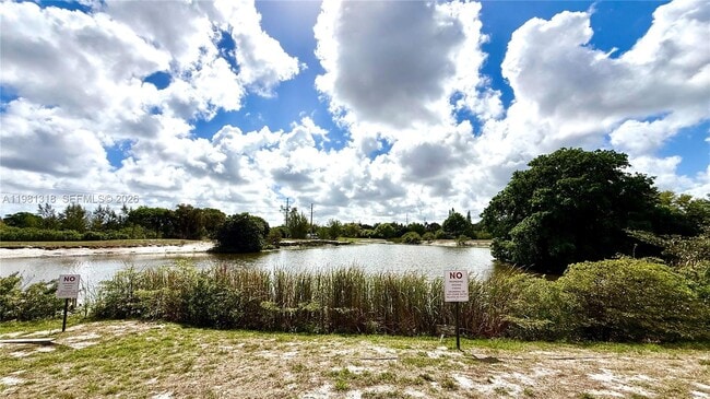 Building Photo - 4174 Inverrary Dr