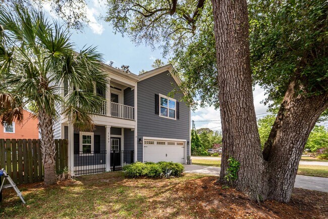 Building Photo - 3 Bedroom 2.5 Bath Single Family Home in F...