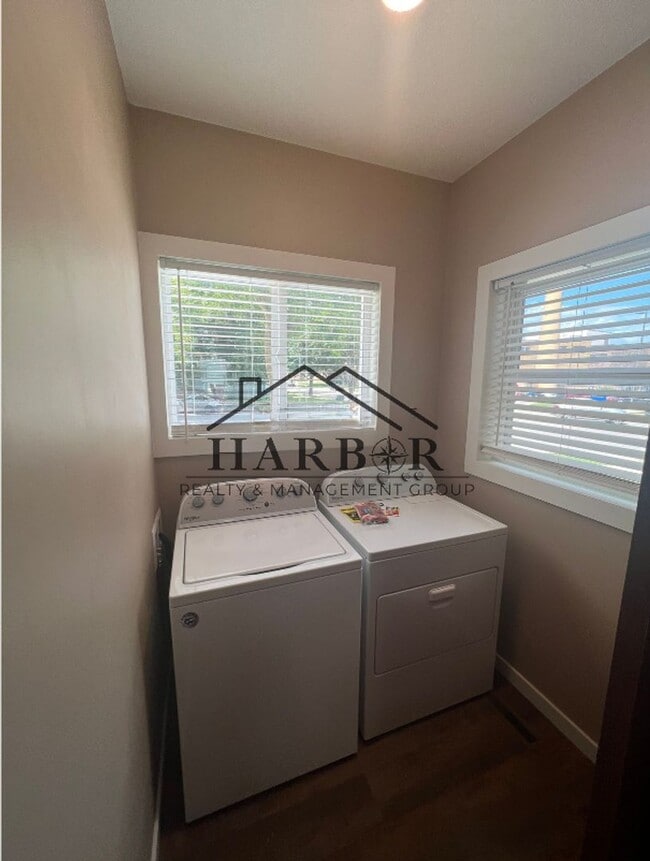 Building Photo - 807 1st Dr NW