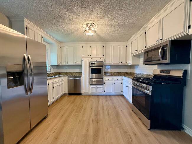 Building Photo - Remodeled 5BR/2BA Walkout Rambler Near Fish Lake Available Now! Lawn care Included!