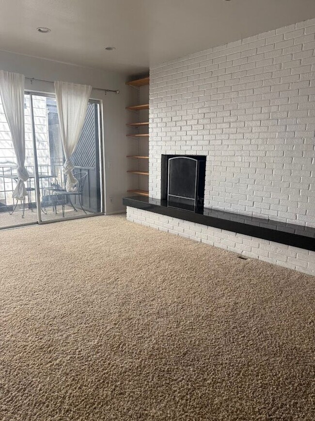 Building Photo - San Pedro Square - West Campus - Townhome - Old School Luxery - W/D - Fireplace - Updated Kitchen...