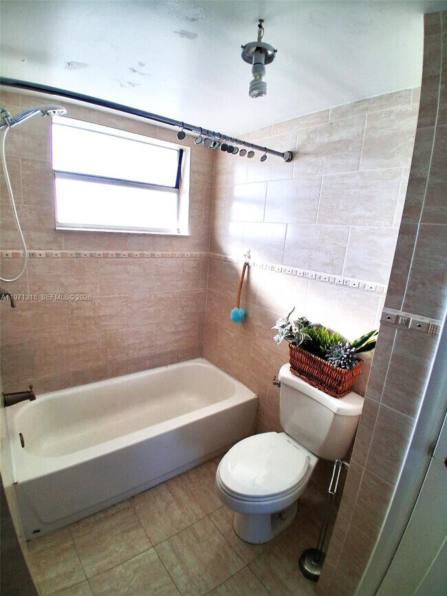 Building Photo - 1770 NE 191st St