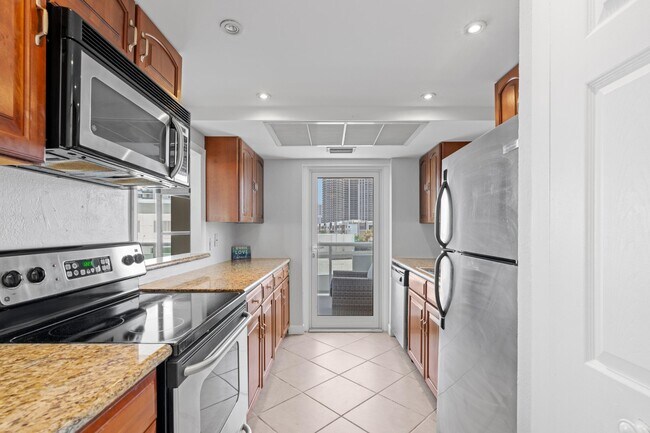 Building Photo - 2841 N Ocean Blvd