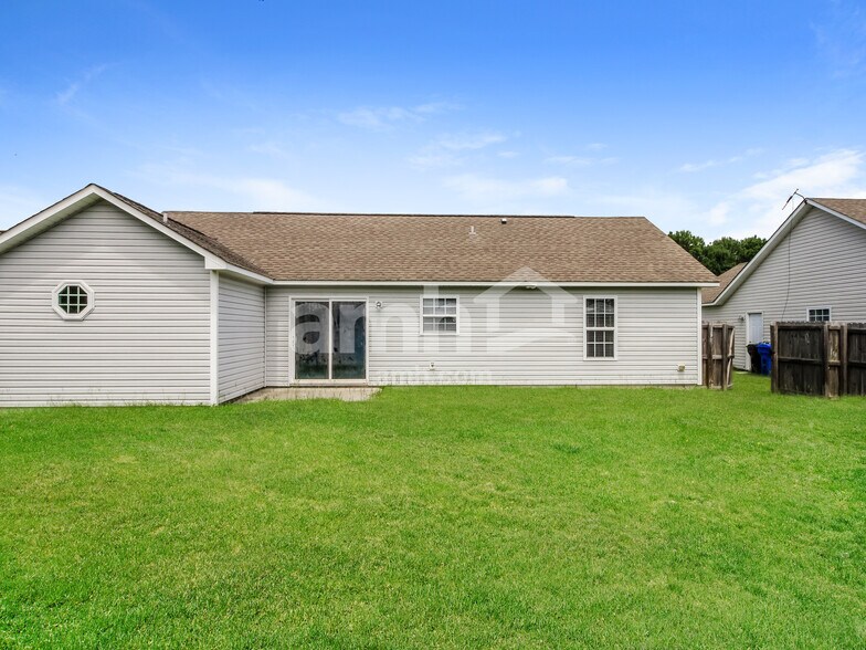 Building Photo - 135 Belvedere Dr