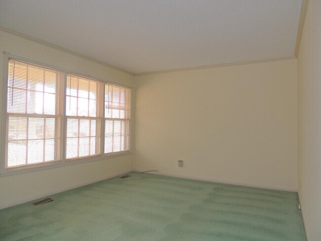 Building Photo - 2316 Rodgers Dr NE