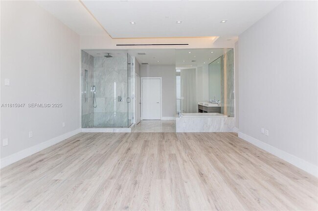 Building Photo - 460 NE 28th St