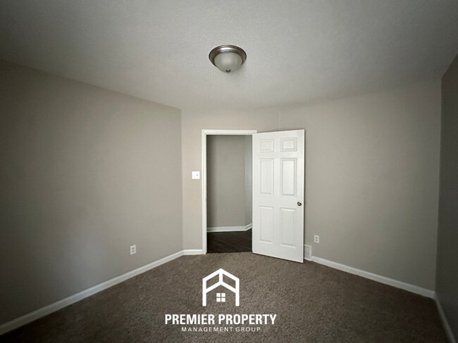 Building Photo - Modern Cordova Cove Living | 3BR/2BA with High Ceilings, Stone Fireplace & Garage