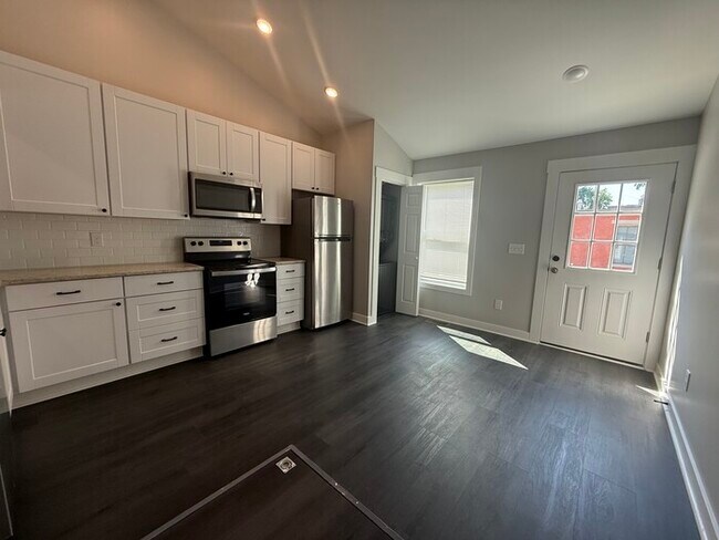 Primary Photo - 251 W 7th St