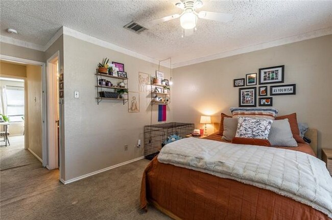 Building Photo - 2 Bd / 2 Ba Townhome Minutes Away From Campus & Downtown!