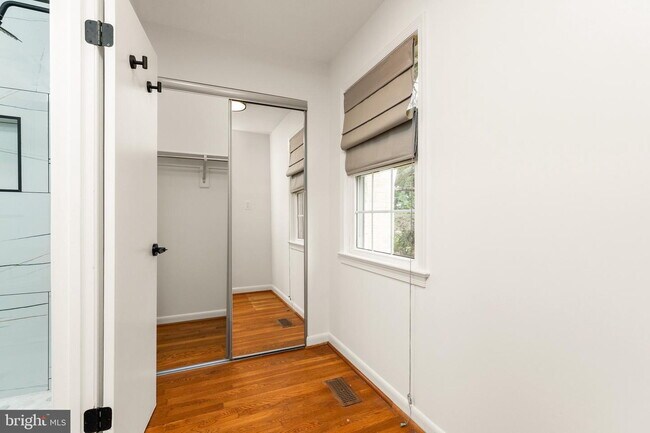 Building Photo - Spacious & Stylish North Shore Cluster Home Near Reston Town Center