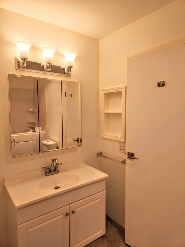 Building Photo - Lovely 2 bedroom, 2 bath in the Oakmont 55...