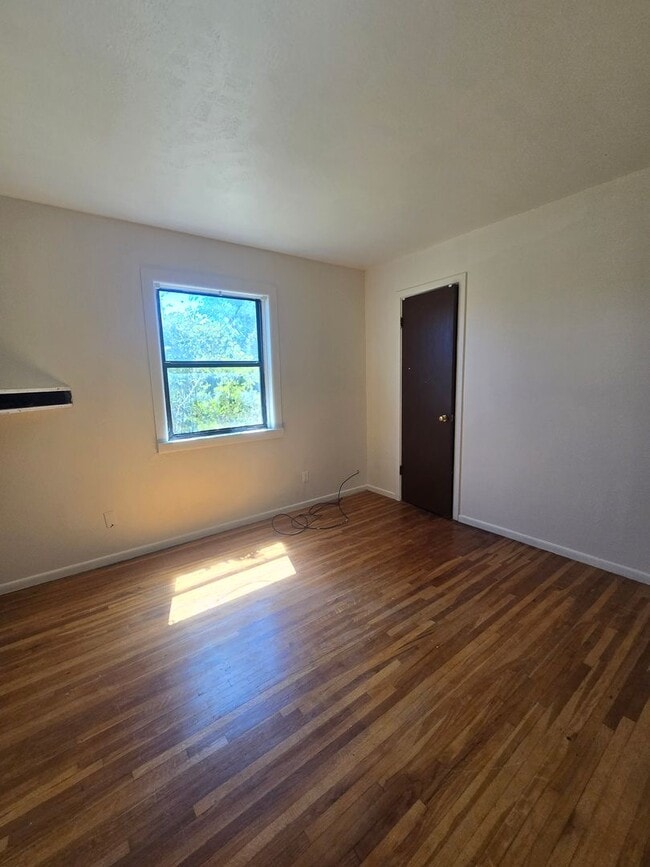 Building Photo - 3 BEDROOM ON LYNWOOD