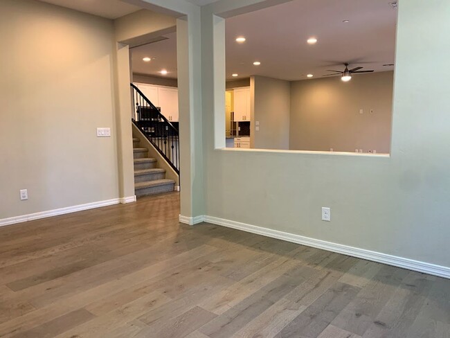 Building Photo - 4 BEDROOM PLUS LOFT, BUILT IN BBQ WITH COM...