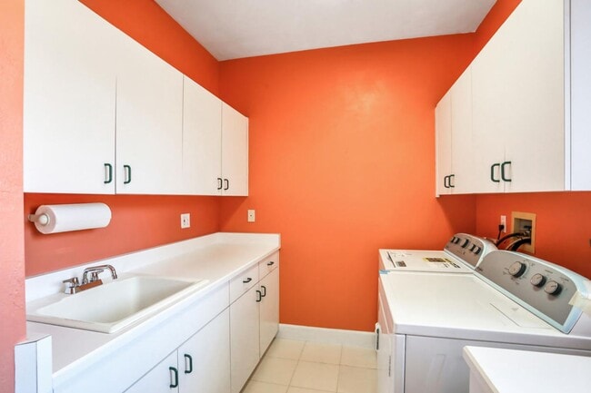 Building Photo - 3/2.5 in Pelican Bay