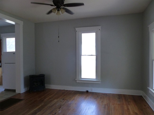 Building Photo - 923 W Elm St