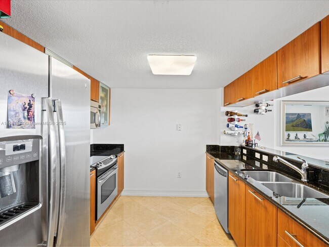 Building Photo - 1800 N Bayshore Dr