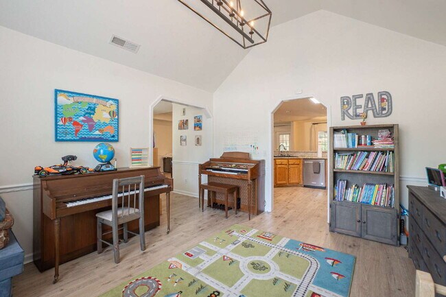 Building Photo - Available mid June!