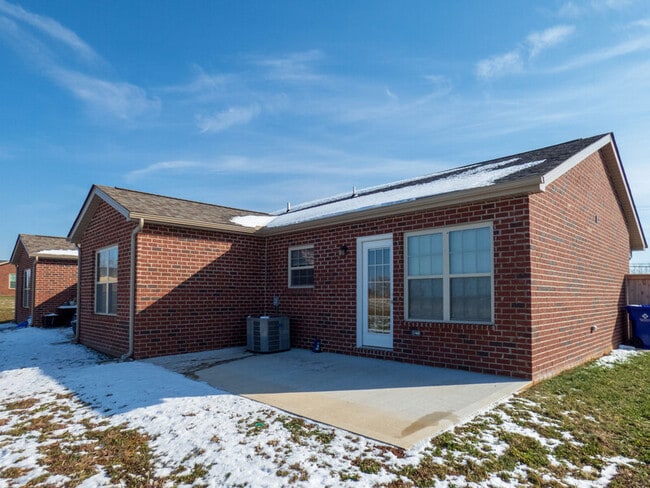 Building Photo - 802 S Old Sevierville Pike