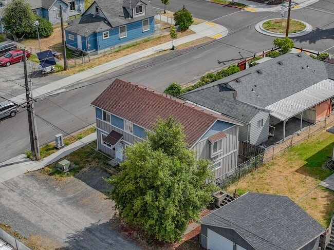 Building Photo - Spacious 2-Bedroom Duplex Near Tacoma Mall...