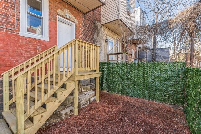 Building Photo - Beautiful Prime West Philadelphia porch front