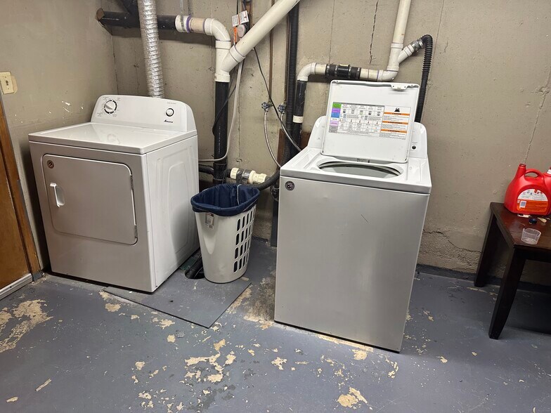 Building Photo - 63 Elm St