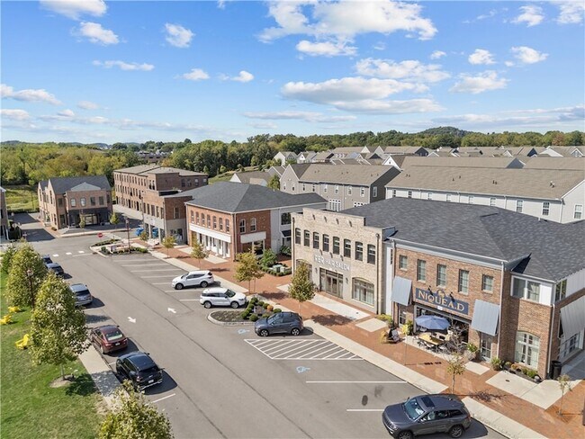 Building Photo - 701 Halcyon Ln