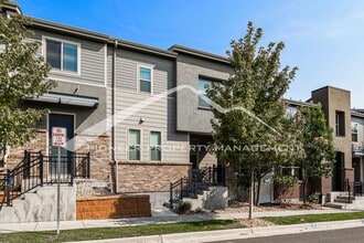 Building Photo - Lovely Townhome with Central AC and Washer/Dryer!