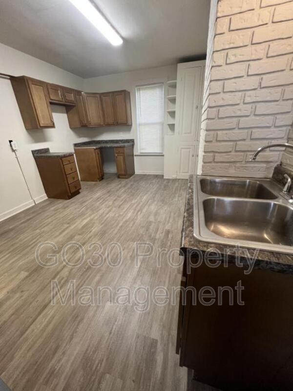 Building Photo - 403 Steel St