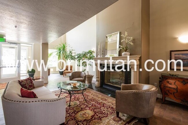 Building Photo - 3075 E Kennedy Dr