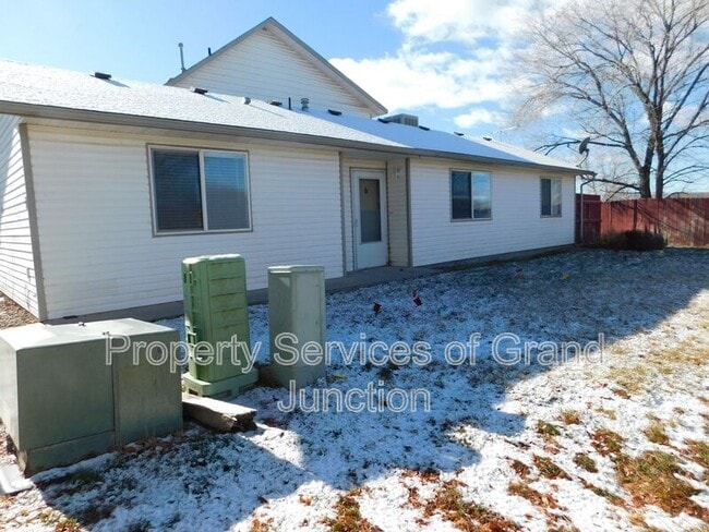 Building Photo - 393 Sunnyside Cir