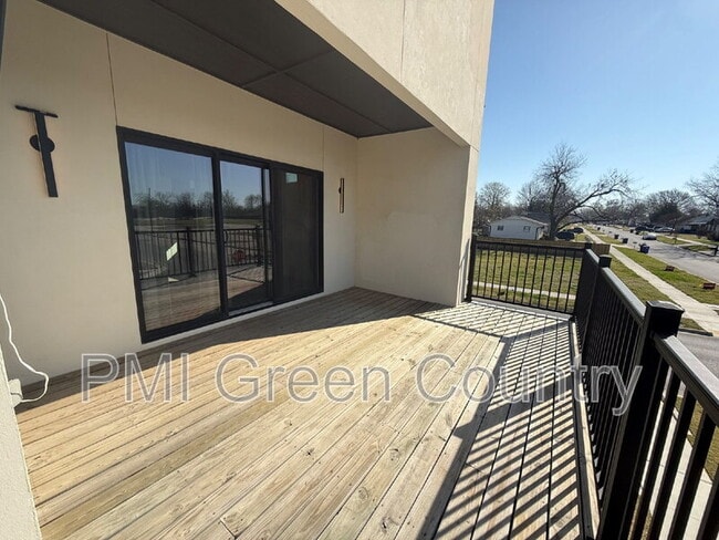 Building Photo - 134 E Elgin St