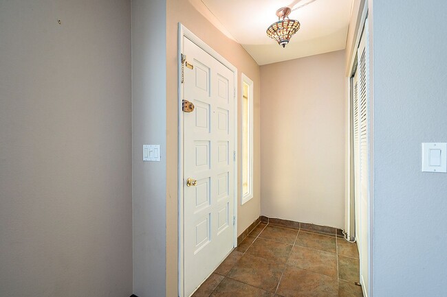 Building Photo - Charming 3 bedroom townhome near everything!