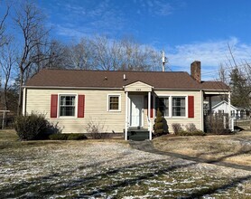 Building Photo - 3 Bedroom / 1 Bath Home  Johnson City, TN