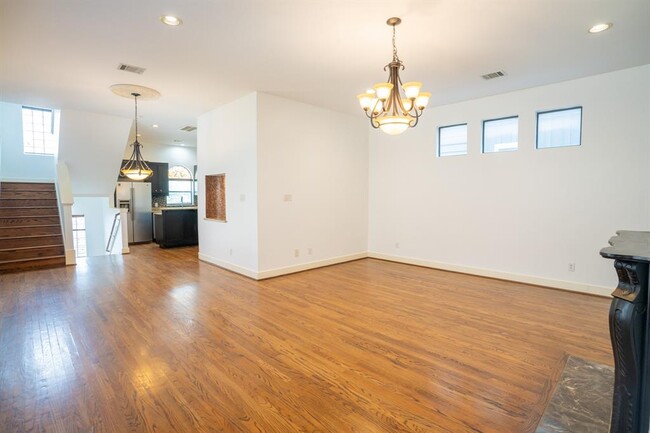 Building Photo - 718 W 22nd St