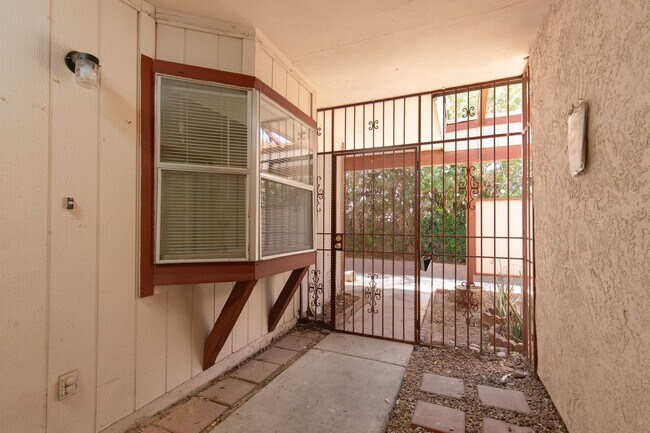 Building Photo - Single story one bedroom: MOVE IN SPECIAL:...